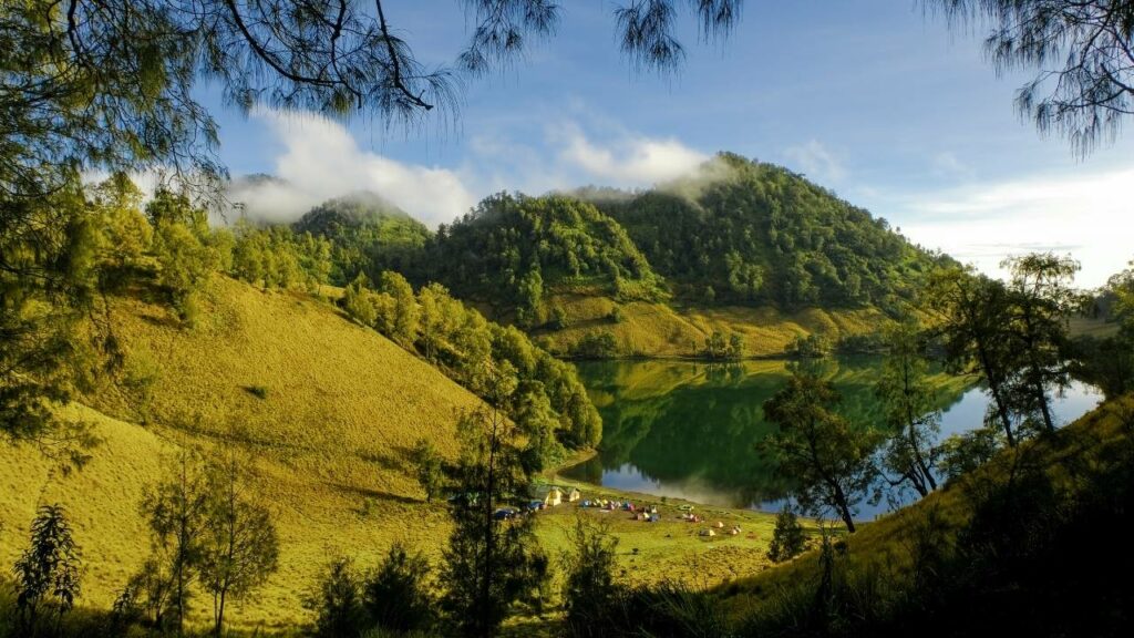 Danau Ranu Kumbolo, Bukit Cinta, Bromo, Gunung Semeru, Taman Nasional Bromo Tengger Semeru, Camping, Jawa Timur, Malang