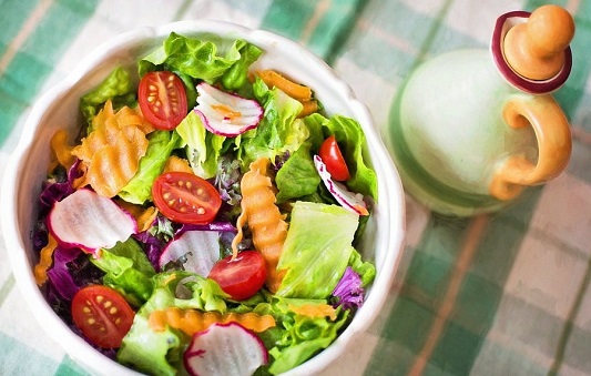 Salad jadi salah satu hidangan lezat yang kini sering dihidangkan saat lebaran.