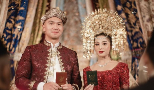 Nikah adat, adat, nikah adat termahal, nikah adat mahal, nikah adat bugis, suku bugis, bugis, mammanu-manu, madutta, mappasiarekeng, mappaiseng, mattampa, mappatetong sareto, nikah adat minangkabau, minang, adat minang, adat minangkabau, minangkabau, maresek, maminang, batuka tanda, mahanta, babako-babaki, malam bainai, manjapuik marapulai, adat batak, nikah adat batak, margarisika, marhusip, marhata sinamot, sinamot, batak, martumpol, martonggo raja, pesta unjuk, nikah adat jawa, midodareni, resepsi, mempelai, 