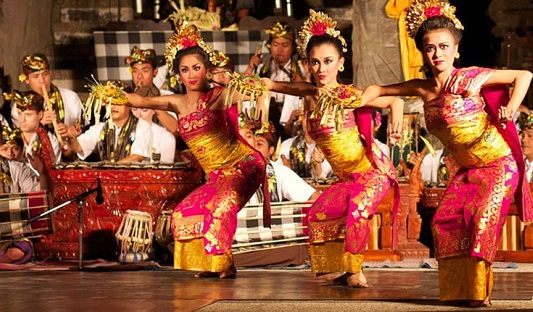6 Tradisi Sambut Tamu Unik di Indonesia, Ada yang Ekstrem Juga Loh!