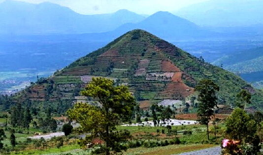 Pemandangan Gunung Padang, destinasi wisata, misteri gunung padang, situs gunung padang, sejarah indonesia, borobudur, megalitikum, gunung padang, 