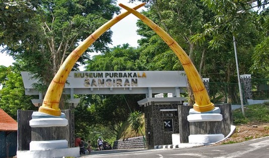 Gambar Gerbang Utama Museum Purbakala Sangiran, destinasi wisata, gedong arca, kawanjo, museum, museum purbakala, ngetrip, sangiran, trip, patiayam, 