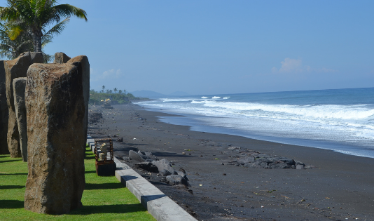 10 Pantai Pasir Hitam Nan Eksotis di Bali
