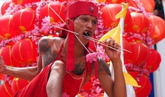 Tradisi Unik dan Menyeramkan Indonesia