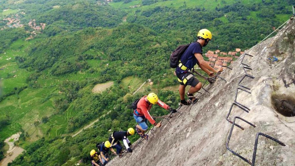 Pacu Adrenalinmu, Berpetualang ke Gunung Parang via Ferrata