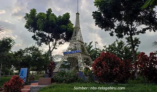 Replika Menara Eiffel Prancis di wisata telaga biru Wajo