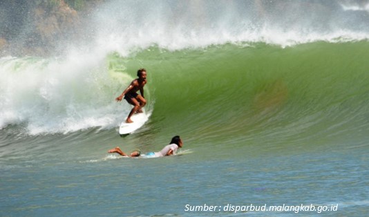 Surfing di Pantai Wediawu Lenggoksono