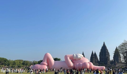 Fakta Menarik dibalik Karakter Boneka Kaws di Prambanan