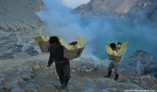 penambang belerang, kawah ijen,