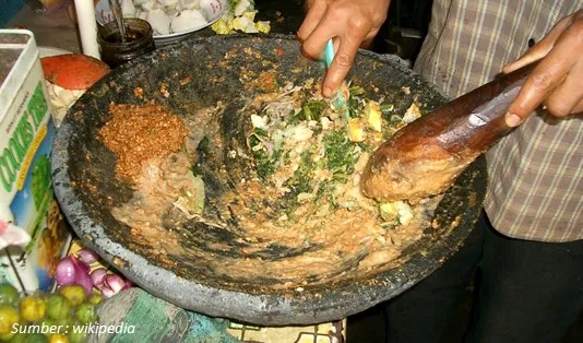 Jenis Salad Indonesia yang Menggunakan Saus Kacang Lotek