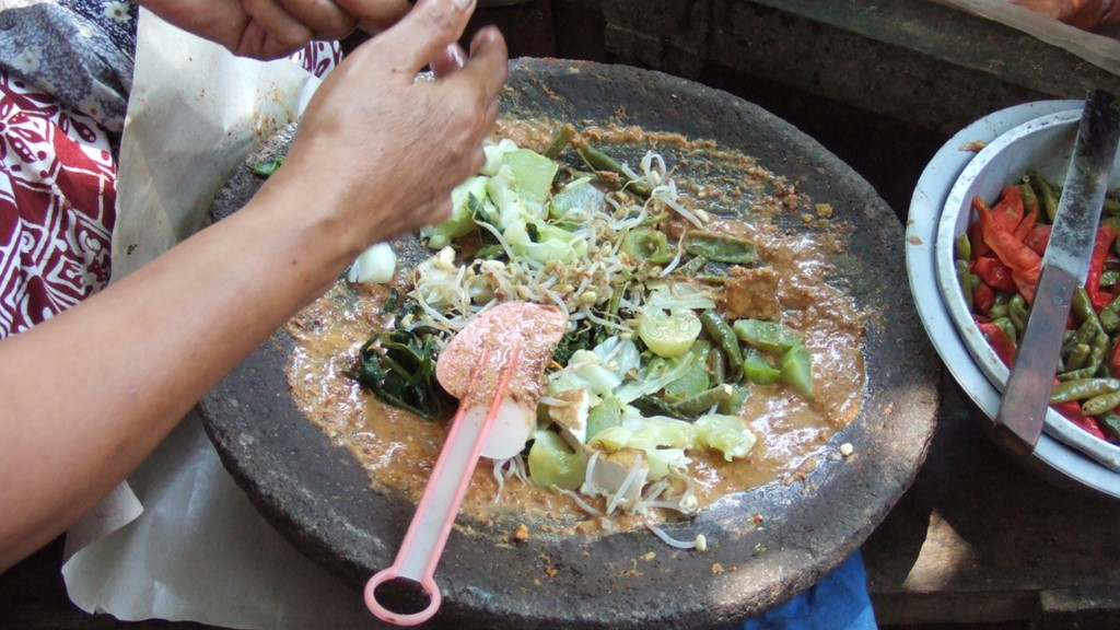 Salad Indonesia yang Menggunakan Saus Kacang