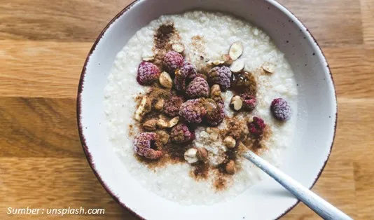 Apa Perbedaan Antara Oatmeal Instan dan Oatmeal Biasa