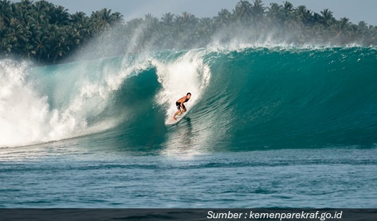 Berselancar di Mentawai Sumatera Barat