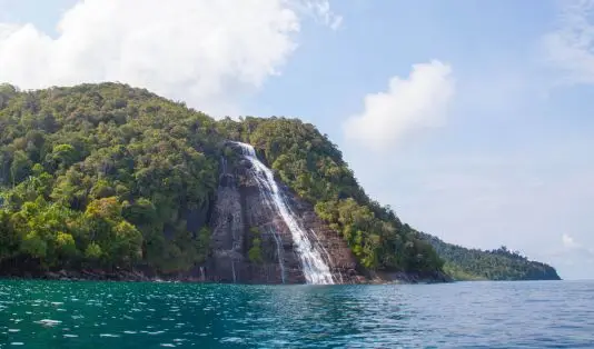 Air Terjun di Indonesia yang Airnya Langsung Jatuh ke Laut, curug, air terjun, Air Terjun Jogan, Gunungkidul, Yogyakarta, Air Terjun Banyu Tibo, Pacitan, Jawa Timur, Air Terjun Toroan, Madura, Jawa Timur, Air Terjun Banyu Anjlok, Malang, Air Terjun Mursala, Tapanuli Tengah, Sumatera Utara