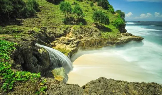 Air Terjun di Indonesia yang Airnya Langsung Jatuh ke Laut, curug, air terjun, Air Terjun Jogan, Gunungkidul, Yogyakarta, Air Terjun Banyu Tibo, Pacitan, Jawa Timur, Air Terjun Toroan, Madura, Jawa Timur, Air Terjun Banyu Anjlok, Malang, Air Terjun Mursala, Tapanuli Tengah, Sumatera Utara