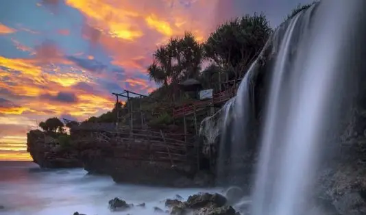 Air Terjun di Indonesia yang Airnya Langsung Jatuh ke Laut, curug, air terjun, Air Terjun Jogan, Gunungkidul, Yogyakarta, Air Terjun Banyu Tibo, Pacitan, Jawa Timur, Air Terjun Toroan, Madura, Jawa Timur, Air Terjun Banyu Anjlok, Malang, Air Terjun Mursala, Tapanuli Tengah, Sumatera Utara