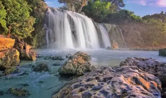 Air Terjun di Indonesia yang Airnya Langsung Jatuh ke Laut